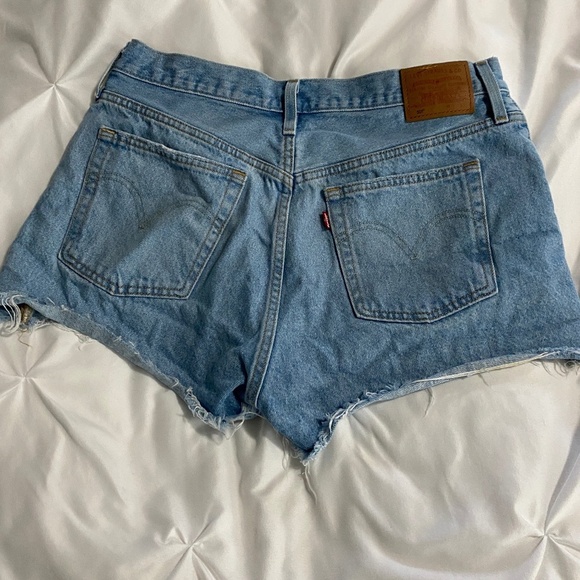 WOMEN'S LEVI'S PREMIUM 501 CUT OFF DENIM SHORTS 31 - Picture 5 of 6